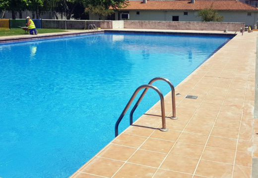 O Concello de Boqueixón abriu as portas da súa renovada piscina municipal